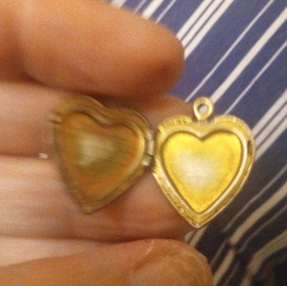 Sweet Etched 1/20 10K Gold On Sterling Silver Heart Shaped Locket - Picture 4 of 6